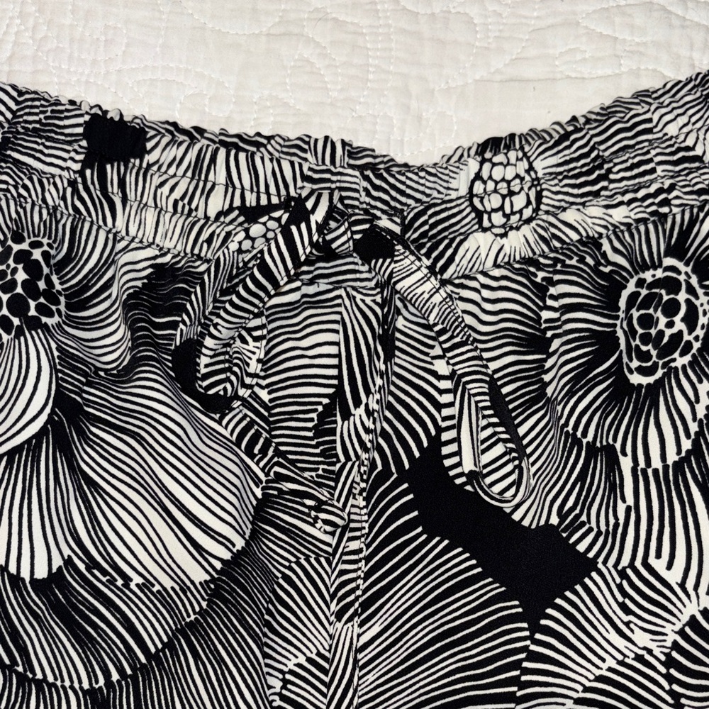 Express Black and White Floral Flowy Shorts with Pockets 🤩 - Picture 5 of 10